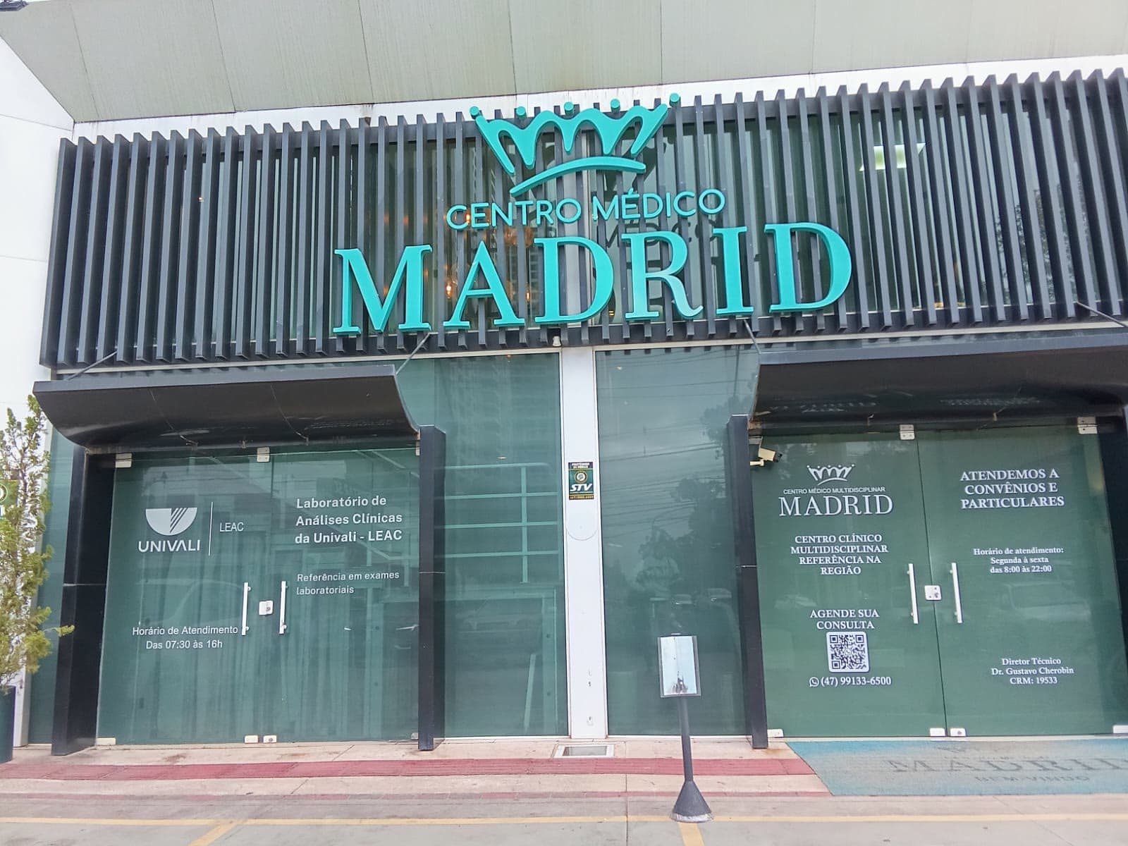 Fachada da sede nova com o letreiro Centro Médico Madrid em teal