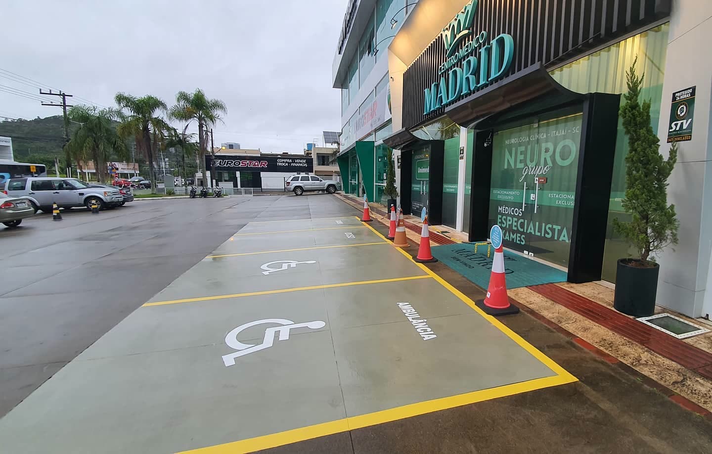 Fachada do Centro Médico Madrid vista do estacionamento, com as vagas na frente da clínica